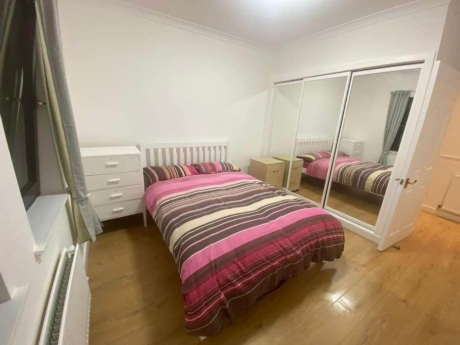 Steps Away From All The Action Edimburgo Exterior foto