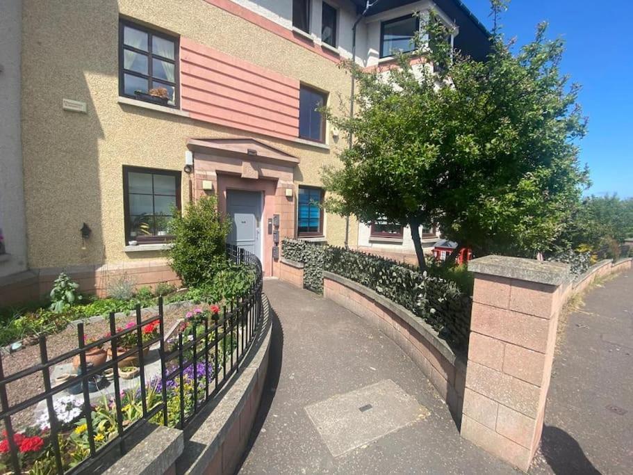 Steps Away From All The Action Edimburgo Exterior foto