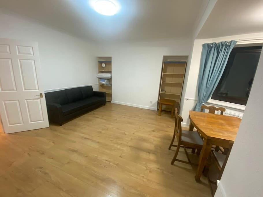 Steps Away From All The Action Edimburgo Exterior foto